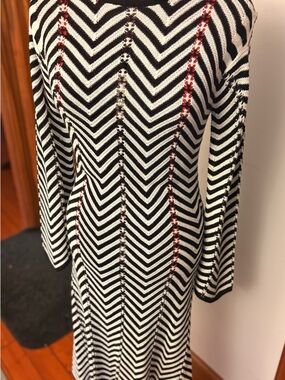 Long Sleeve Chevron Knit Dress in Black and White